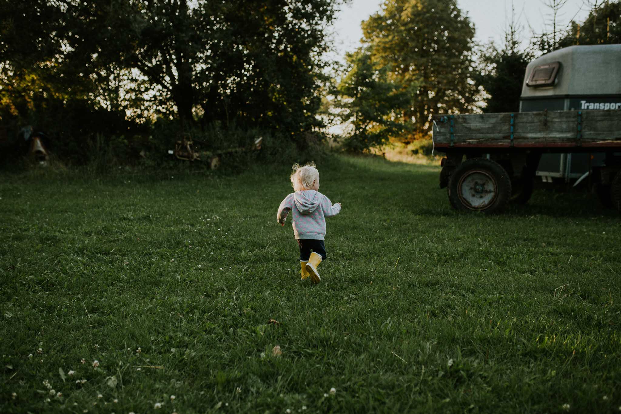 kleines Mädchen rennt über die Wiese